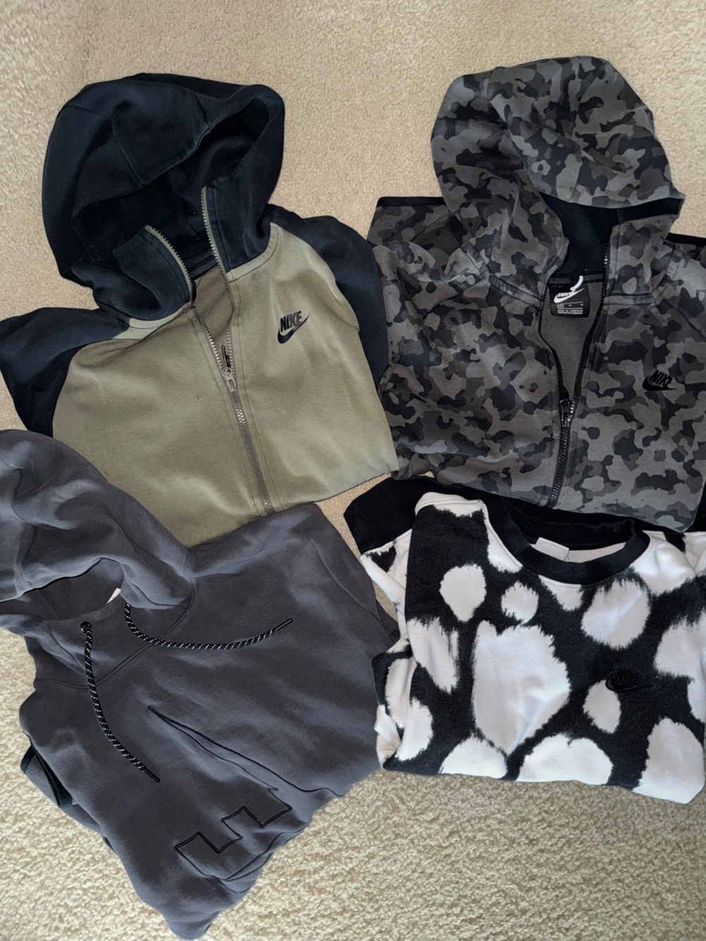 Bundle of 4 Nike Hoodies and Sweaters (Men M)